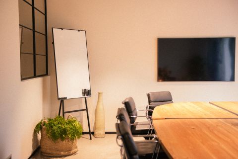 Oval room - meeting room in a coworking in Brussels - Fosbury and Sons Boitsfort